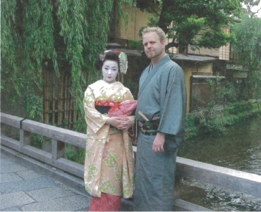 Macintosh and maiko Umechika in Kyoto's Gion district