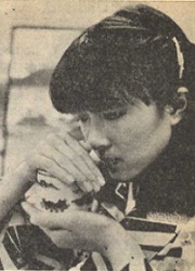 Yukari Iwasaki, a student of the Oie Ryuku School of Incense Appreciation