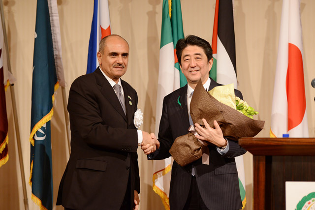 Palestine Ambassador Waleed Siam and Prime Minister Shinzo Abe