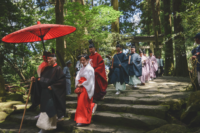 The head priest, flanked by maiko and monks, strides down the mountain to bless the torches just before they are lit. The group will take their respective seats during the fire ceremony, and rise to make offerings to the gods once the fires have burned out. Some of Japan’s most widely respected monks and priests have been born in and around Nachi, and have passed down these rituals amongst themselves for hundreds of years. 