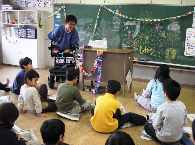 Hirotada-Ototake-elementary-school