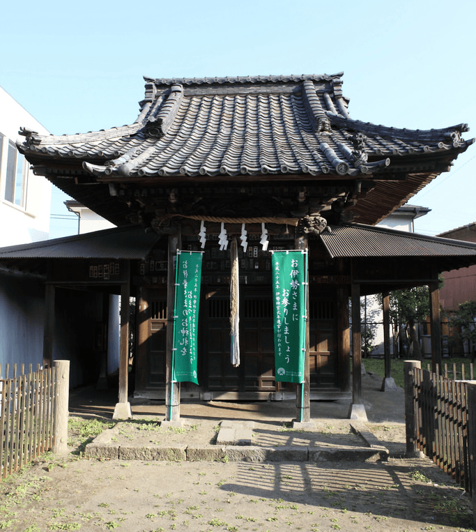 the entrance to eishoji temple in kamakura