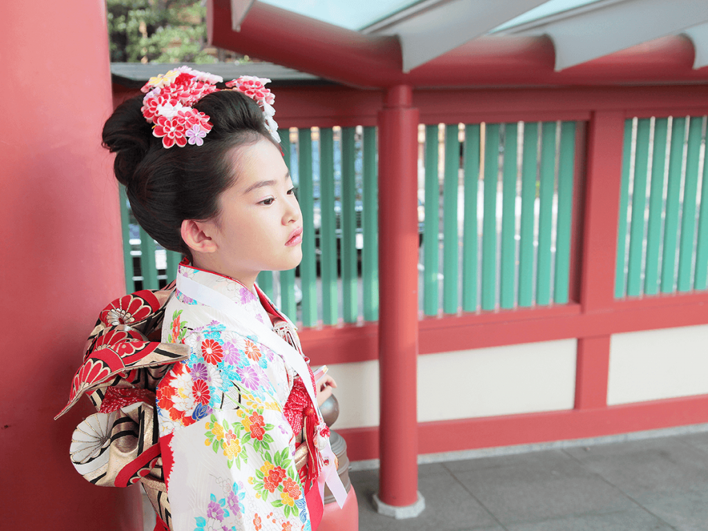 picture of girl wearing a kimono at a shrine for shichi go san celebrations