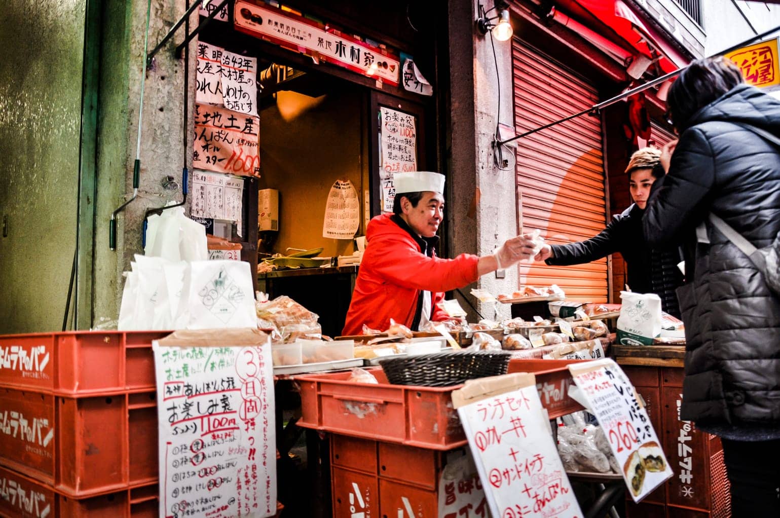 tsukiji fish market vendor