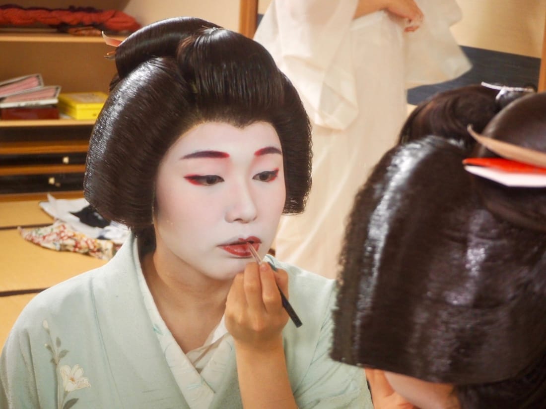 5 Makeup Essentials to Transform into a Geisha | Tokyo Weekender