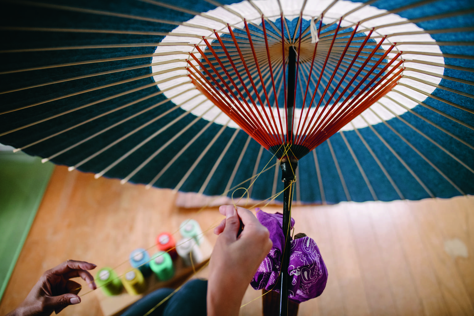 Промыслы японии. Японский традиционный зонт. Япония необычности. Традиционные Ремесла Японии. Вагаса традиционный японский зонтик.