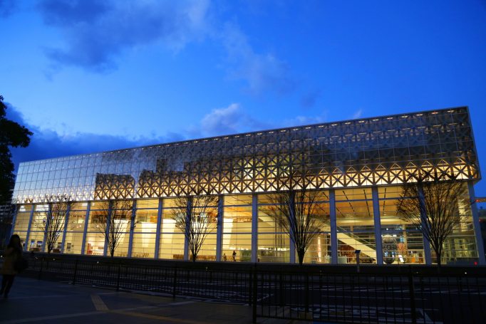 Building exterior, night view © Oita Prefectural Art Museum