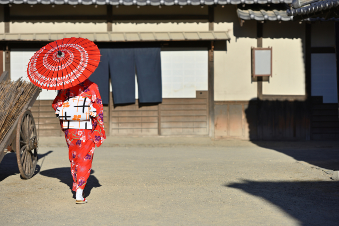 edo japanese higasa japanese parasol with kimono walking towards edo period building, facing away from camera