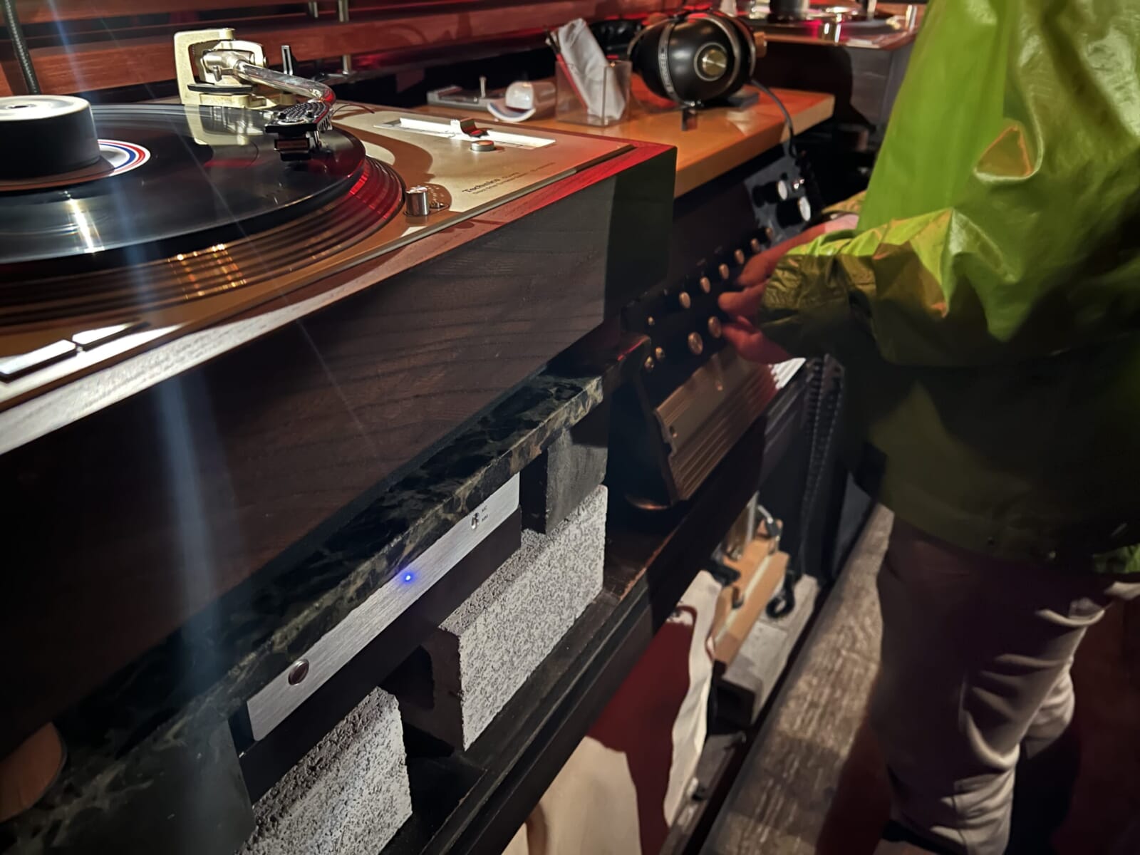 shelter bar turntable setup