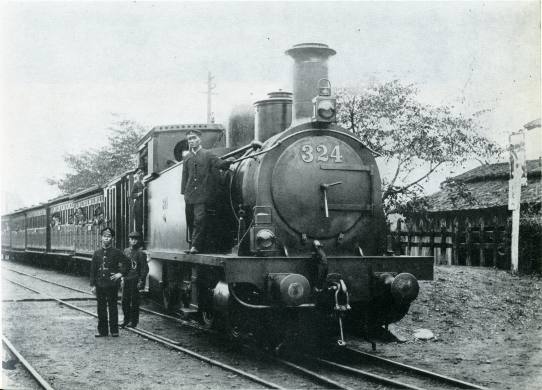 A steam engine train at Isobe Station