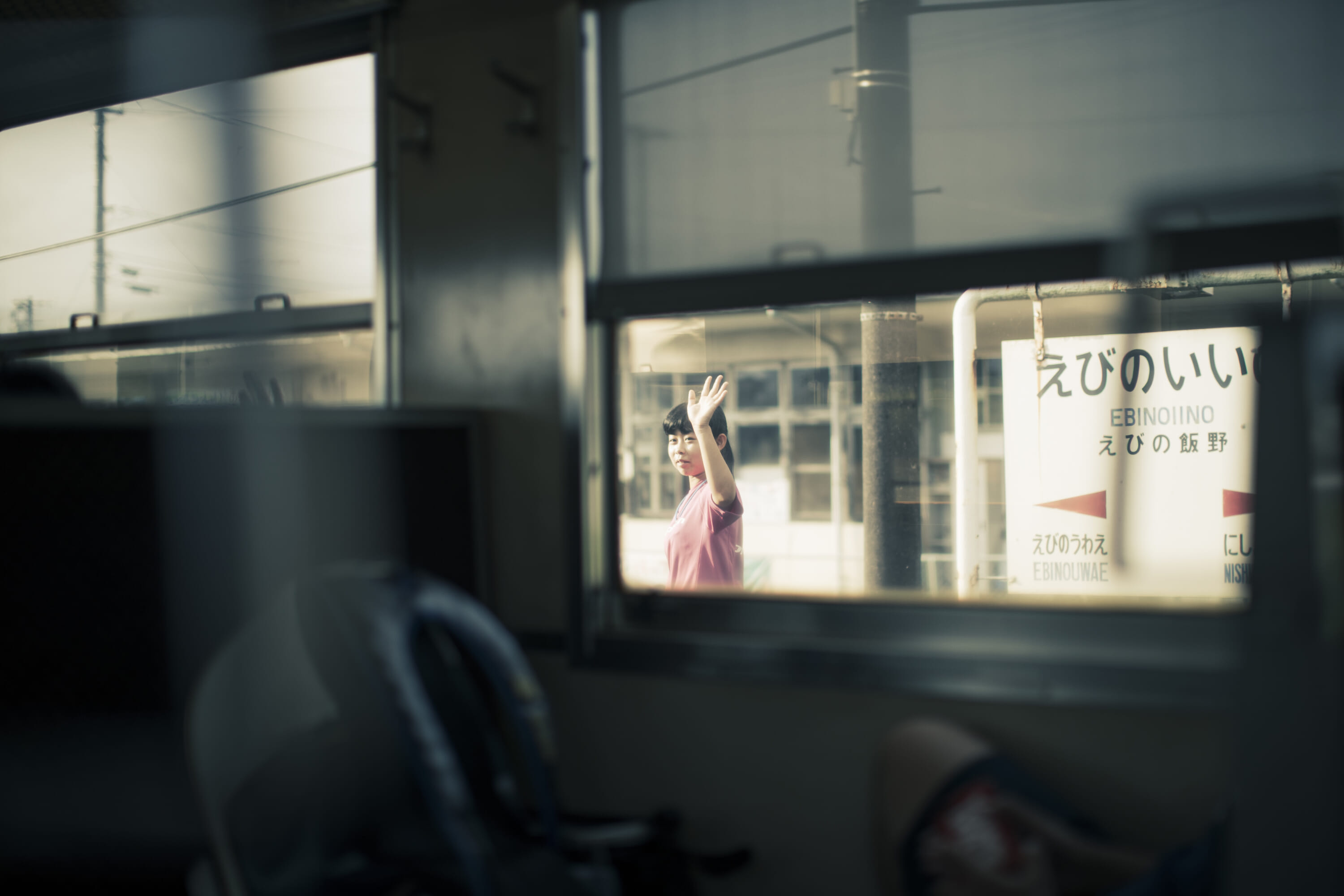 woman jr waving travel japan photography