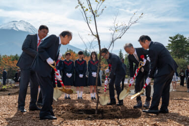 World Forest Yamanashi planting trees and hope