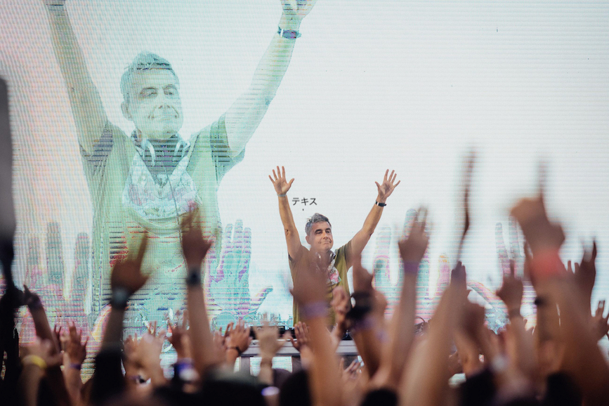 Best Things to Do on New Year’s Eve in Tokyo: Countdown 5 Best Things to Do on New Year’s Eve in Tokyo: Countdown 04 hands