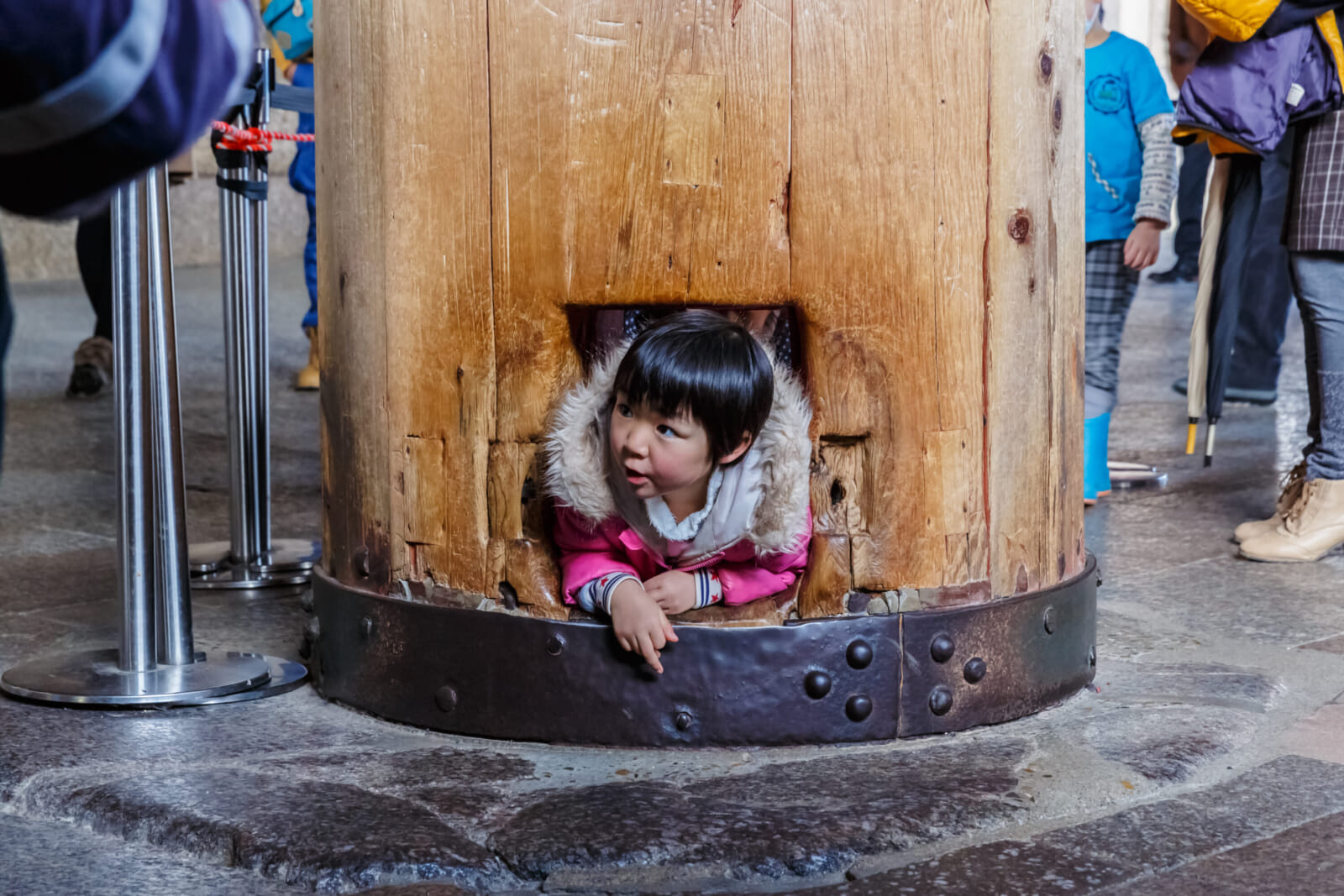 todaiji temple hole in the pillar