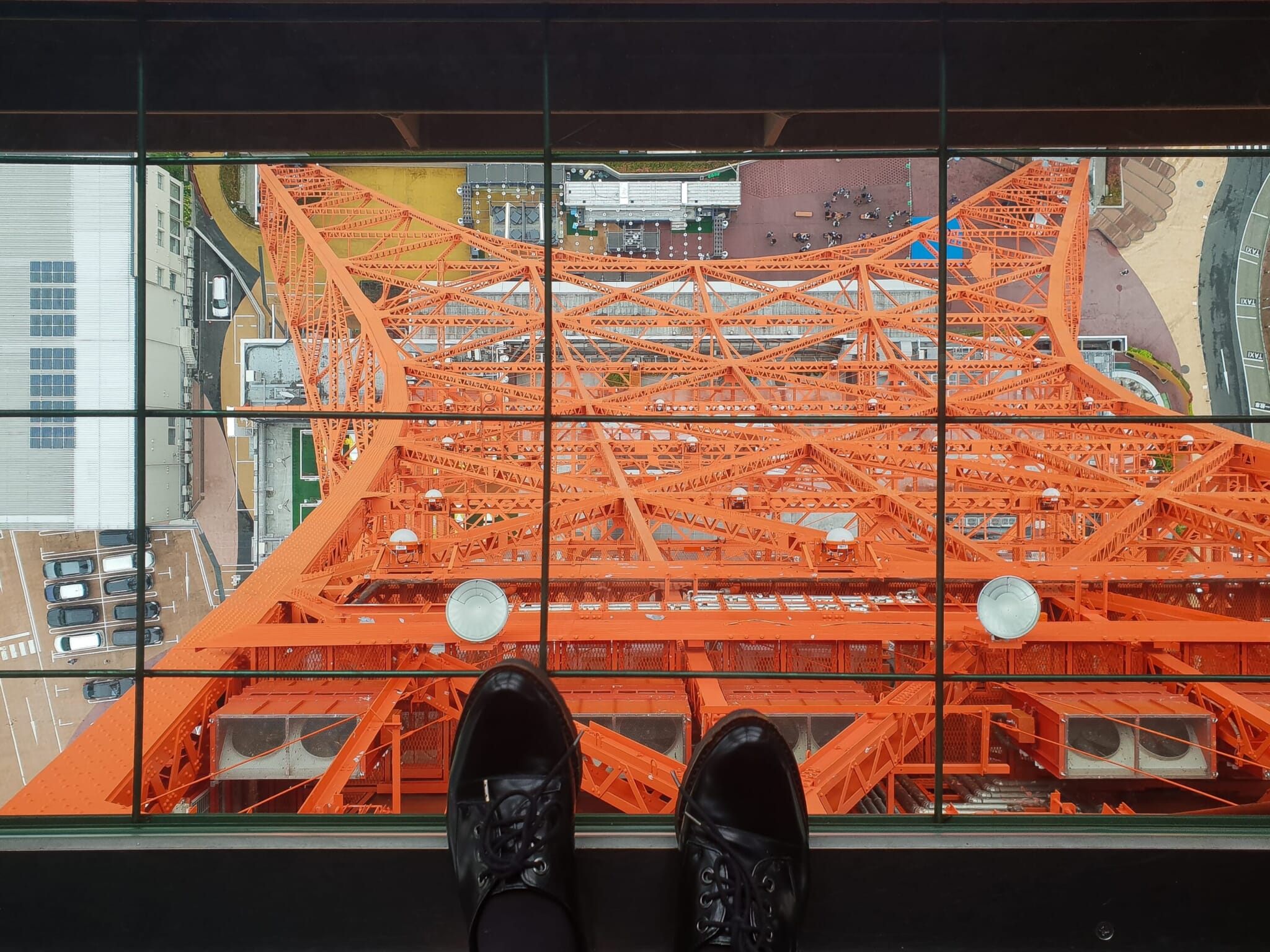 the skywalk glass window of tokyo tower's main deck