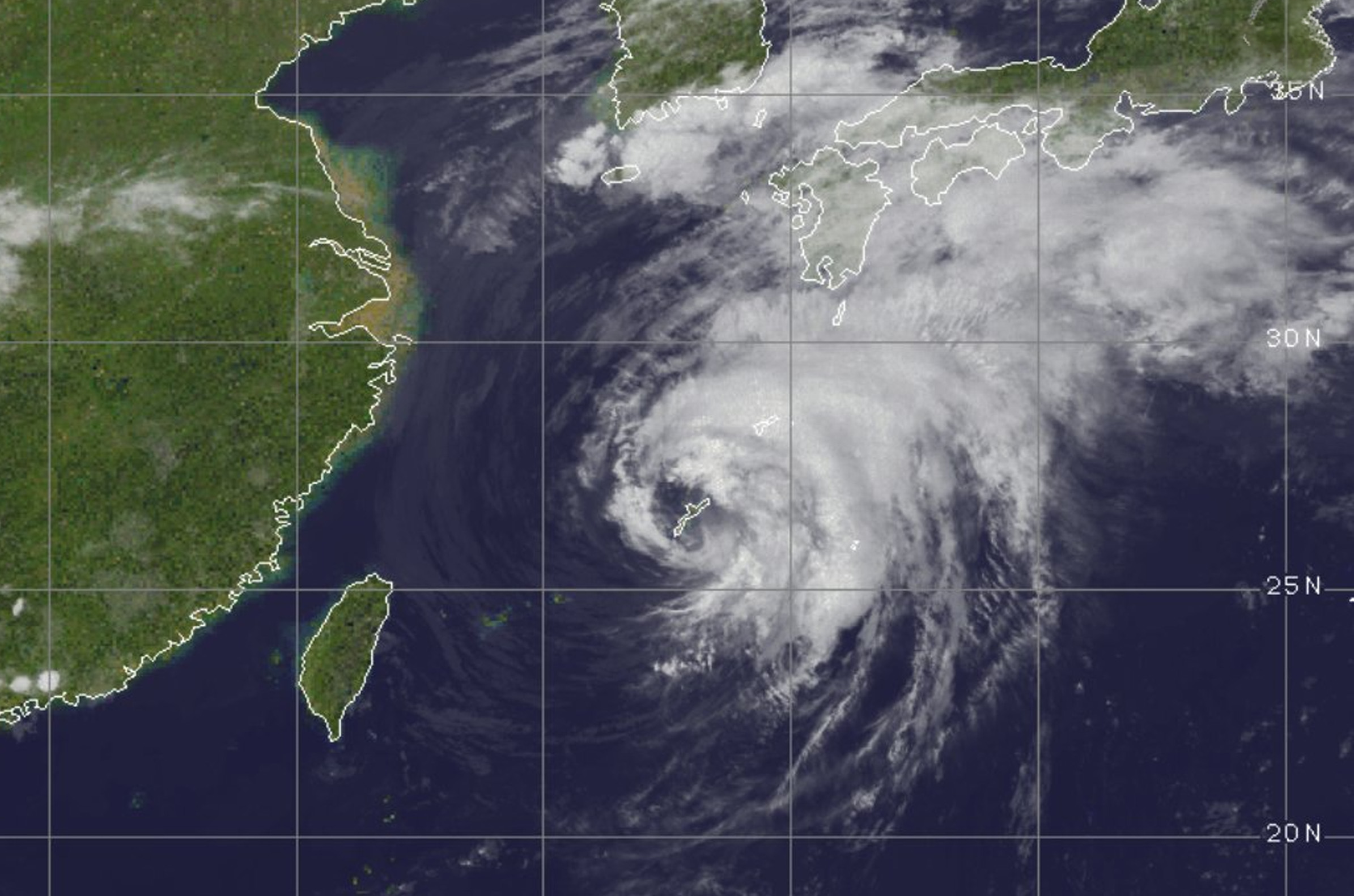 Tropical Storm Jangmi Slams Japan as Tokyo Braces for Train Delays